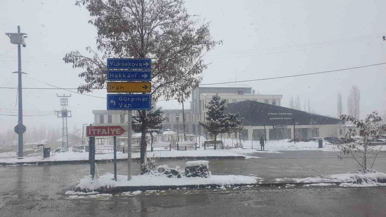 Van Başkale’de kar yağışı hayatı olumsuz etkiledi