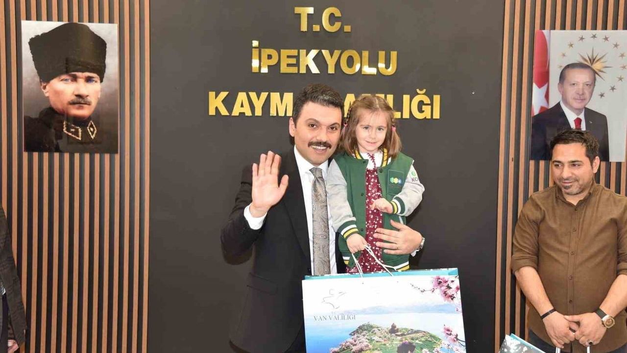 Van'da 'Kitap Van' yarışmaları: İpekyolu'nda 19 öğrenci ve 1 öğretmen ödüllendirildi