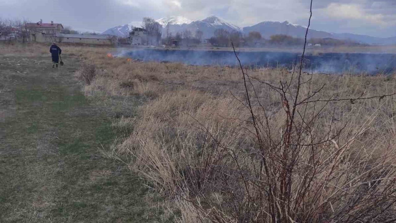 Van Gevaş’te Güzelkonak Mahallesi’nde anız yangını söndürüldü