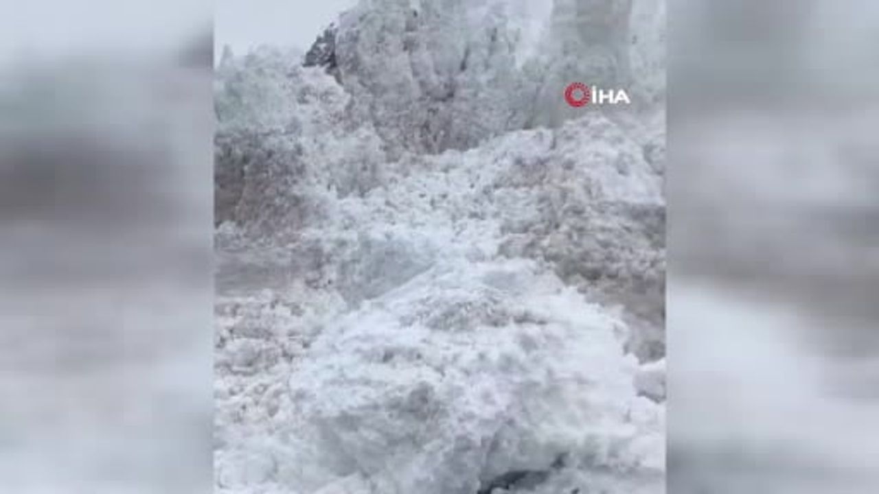 Van-Hakkari Karayolunda Çığ: Güzeldere Tüneli Çıkışı Kırmızıtaş Mevkiinde Araçlar Mahsur Kaldı