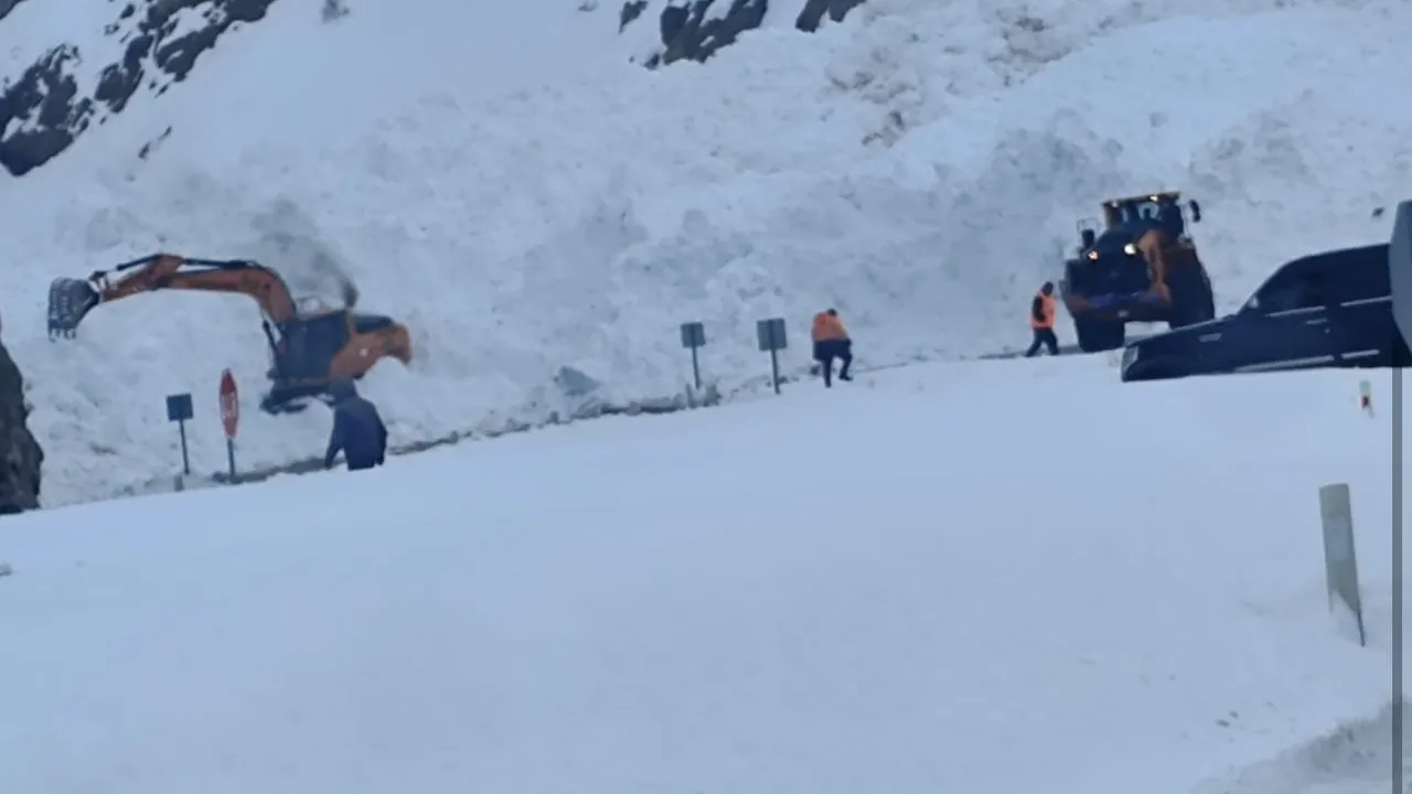 Van-Hakkari karayolunda Güzeldere Geçidi'nde çığ: Çok sayıda araç mahsur kaldı