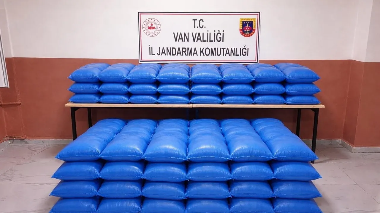 Van'ın Başkale ilçesinde 6 milyon TL değerinde gümrük kaçağı malzeme ele geçirildi