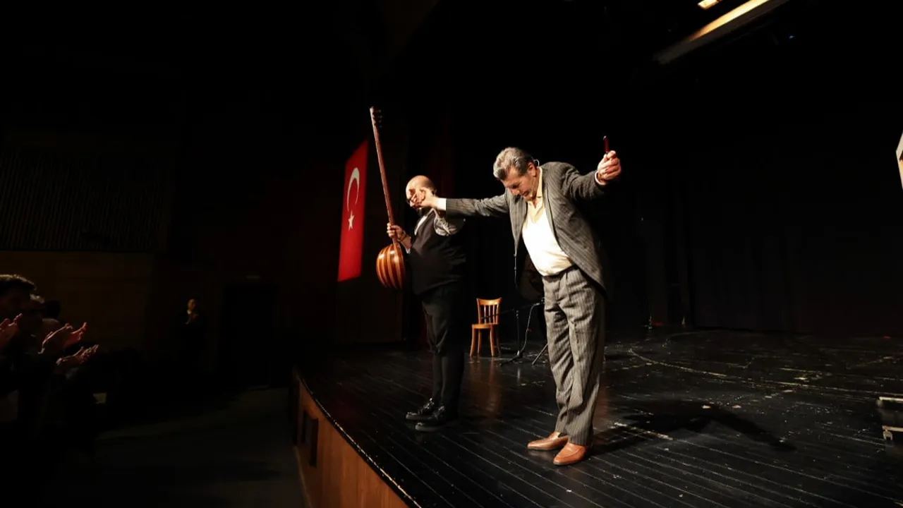 ‘Veli’nin Oğlu Orhan’ Atakent ve Sefaköy’de seyirciyle buluştu