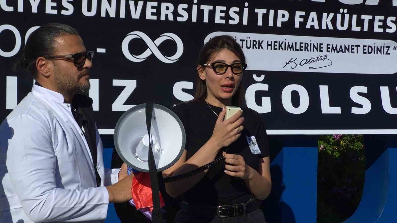 Yaren Mercan Bodrum’da anıldı; aile ve arkadaşları adalet ile trafik güvenliği çağrısı yaptı