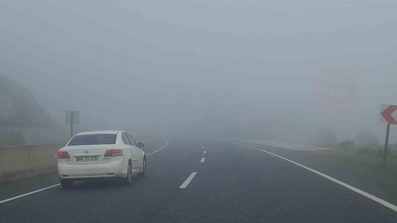 Yatağan-Çine arasında yoğun sis, görüş mesafesi 15 metreye düştü