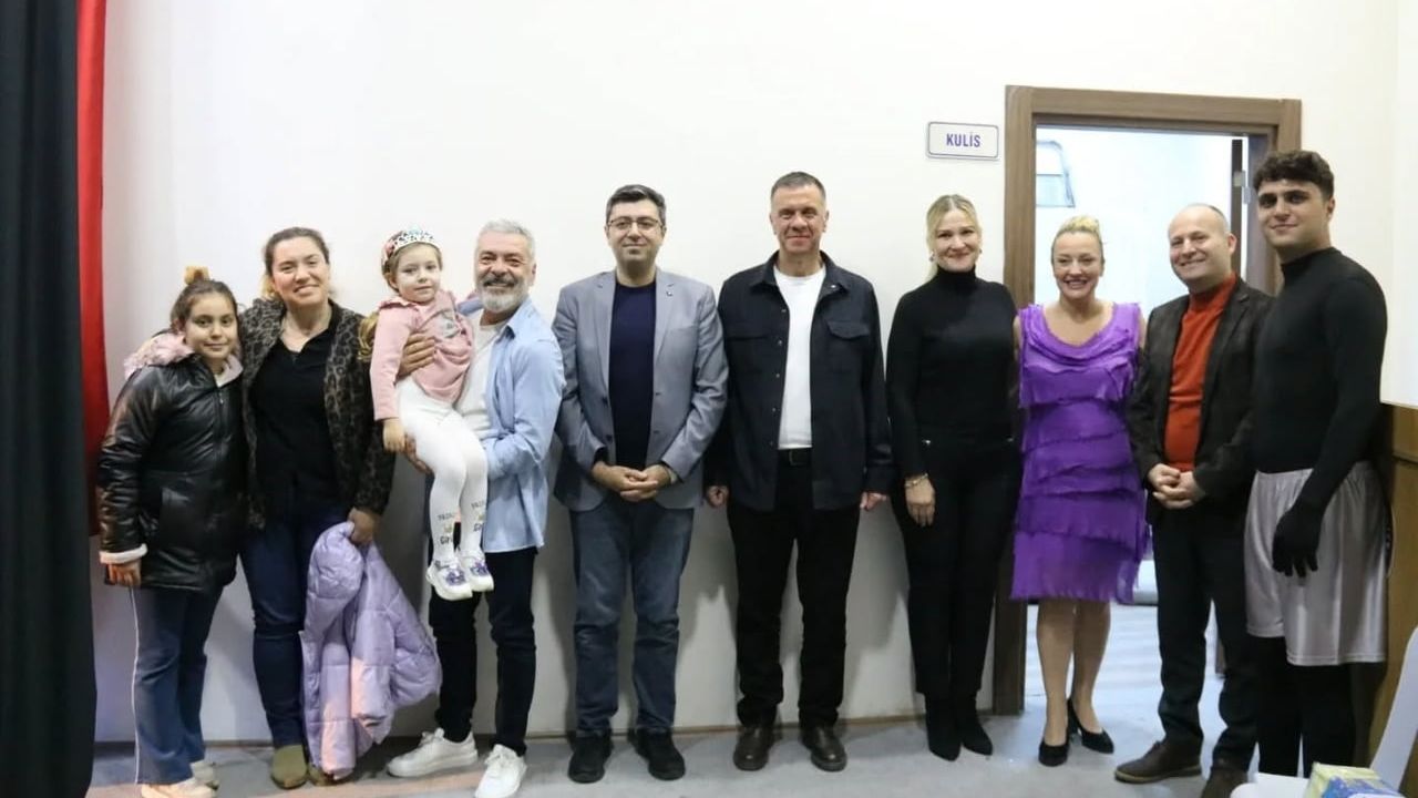 Yenipazar'da 'İyi Delirdik' Tiyatrosu Yoğun İlgi Gördü