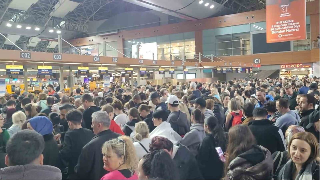 Yoğun sis Sabiha Gökçen'de hava trafiğini aksattı: 29 Mart'ta 127 sefer iptal edildi