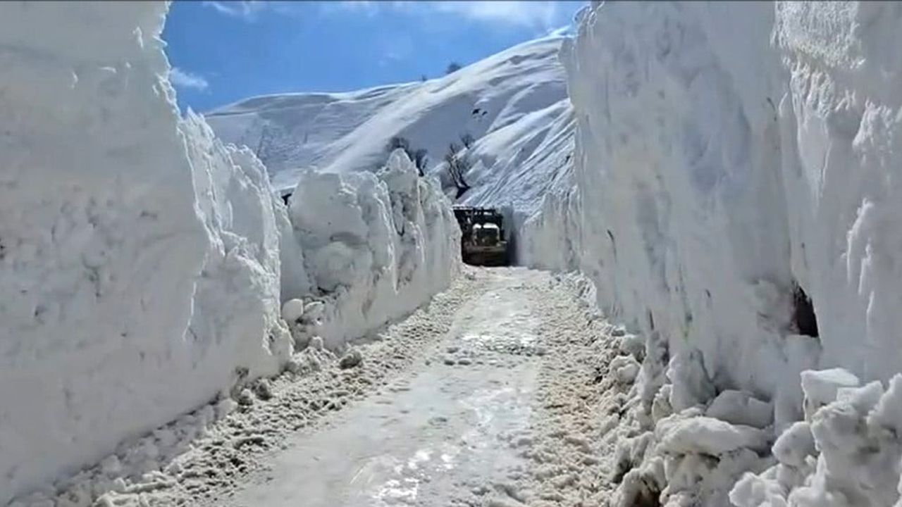Yüksekova Aktoprak köy yolundaki çığ İl Özel İdaresi ekiplerince temizlendi