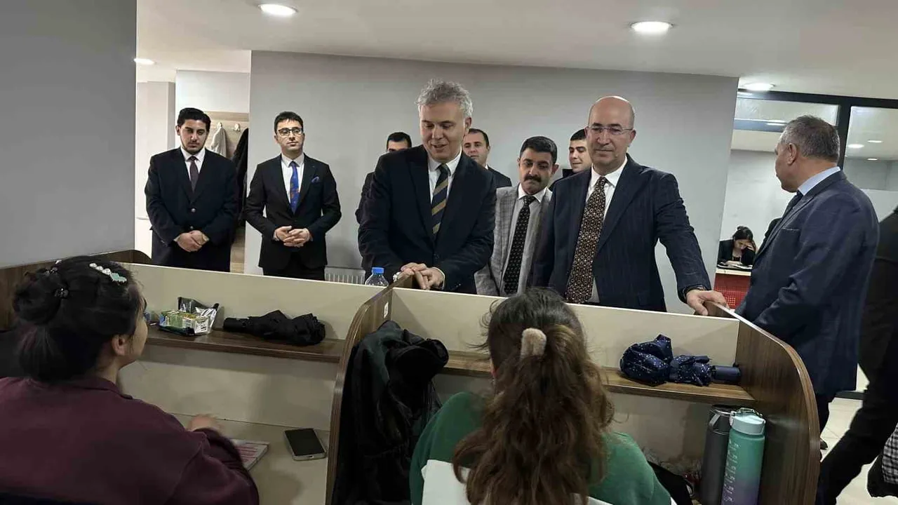 Yüksekova’da 62. Kütüphane Haftası 'İyileştiren Kütüphaneler' temasıyla başladı