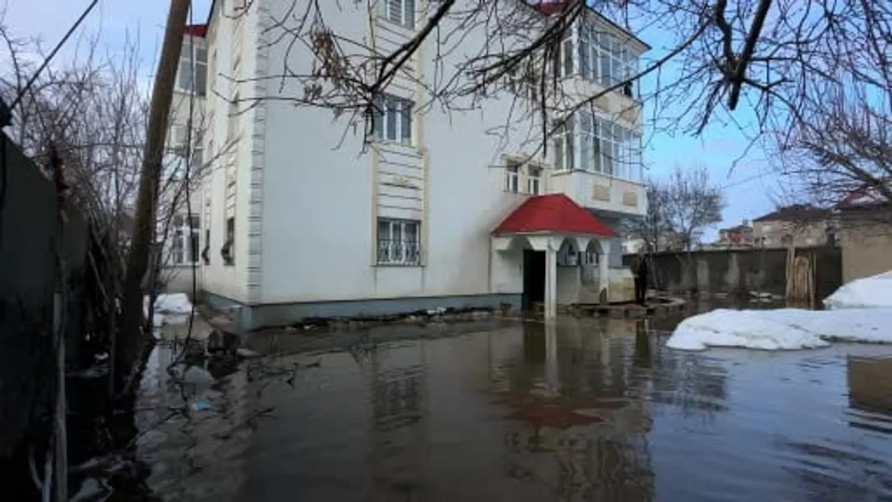 Yüksekova'da eriyen karlar ve sağanaklar: Ev girişleri tahta köprüyle sağlanıyor