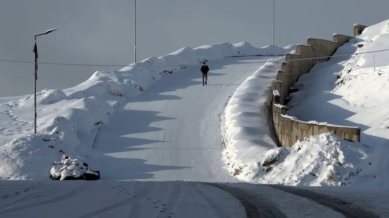 Yüksekova’da kar yağışı ve kırağı: Görüş 50 metreye düştü, ekipler çalışıyor