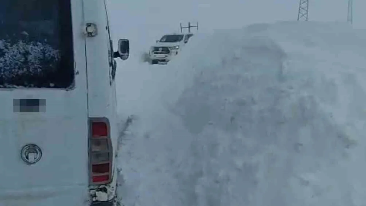 Yüksekova'da tipide mahsur kalan 5 araç kurtarıldı