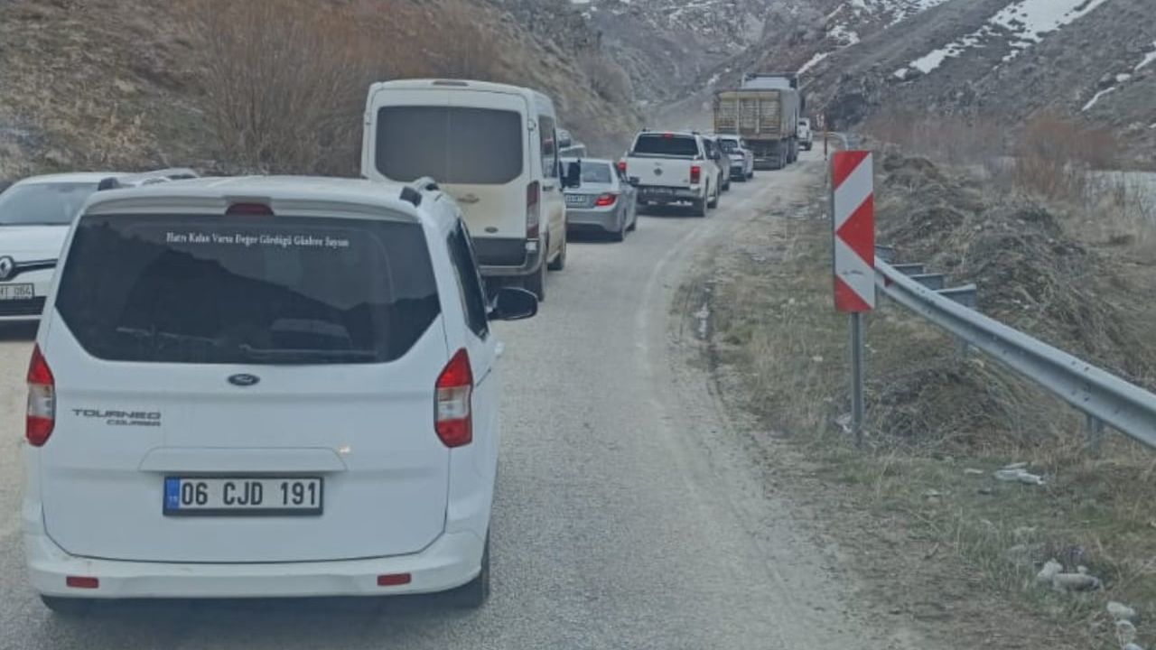 Yüksekova-Van kara yolunda heyelan ulaşımı aksattı