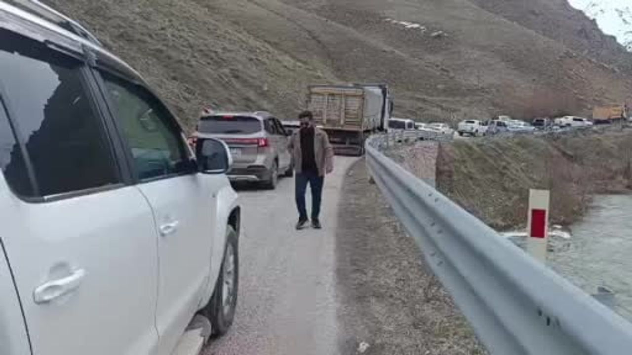 Yüksekova-Van kara yolunda heyelan ulaşımı kısa süre aksattı
