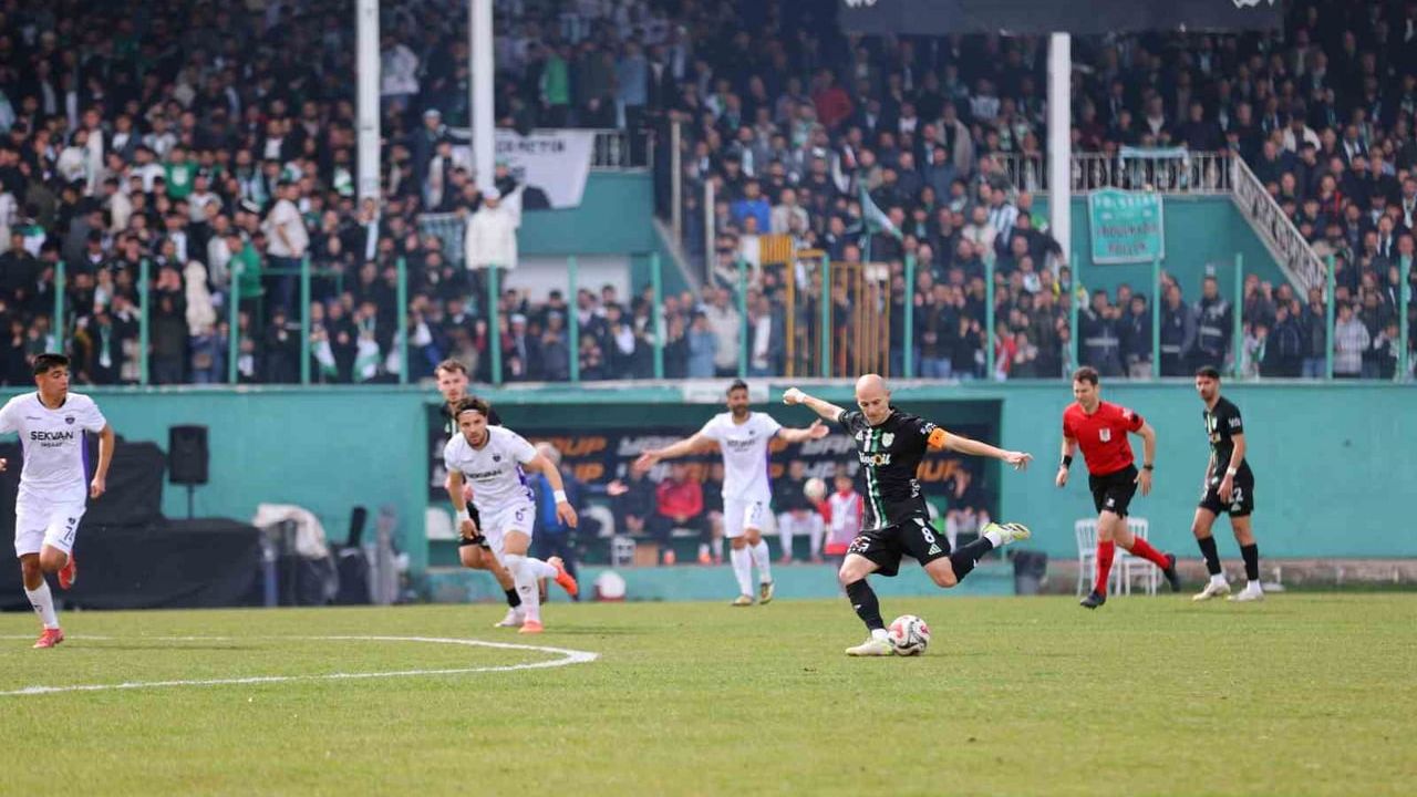 12 Bingölspor, 4-0'lık galibiyetle TFF 3. Lig 2. Grup'ta şampiyon oldu ve 2. Lig'e yükseldi