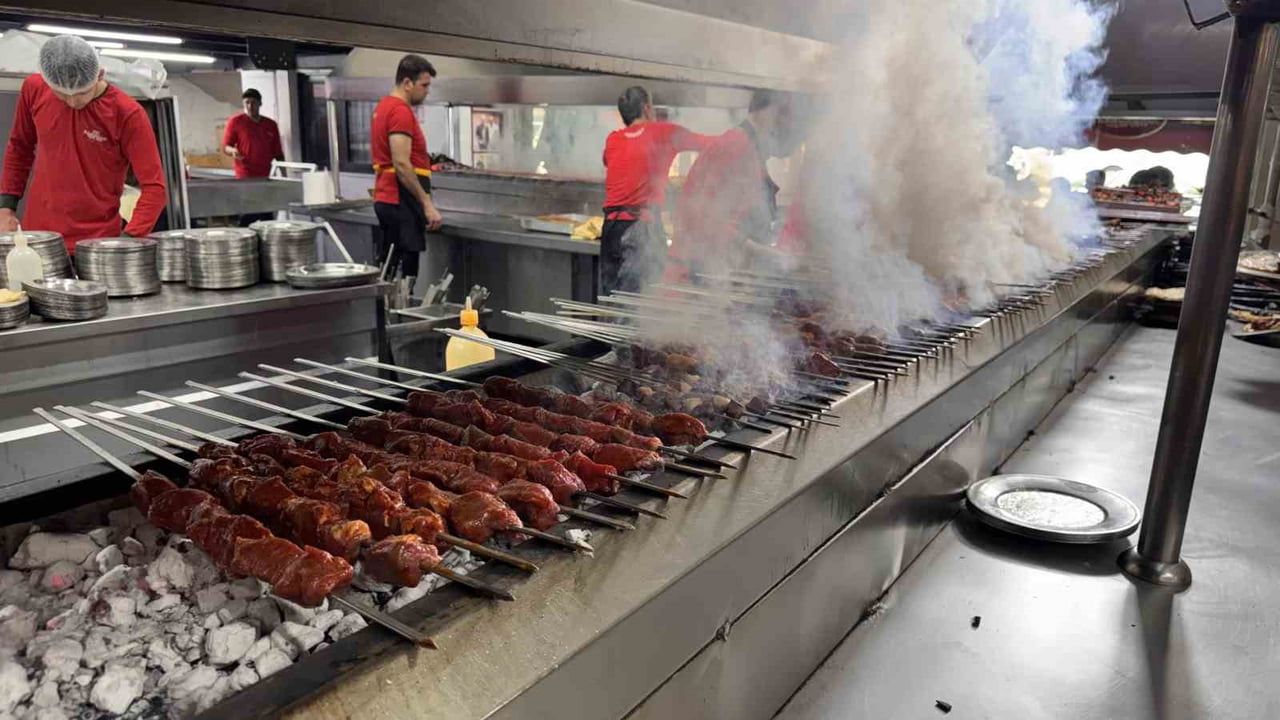 14. Uluslararası Portakal Çiçeği Karnavalı esnafa can suyu oldu; kebapçılarda yoğunluk yaşandı