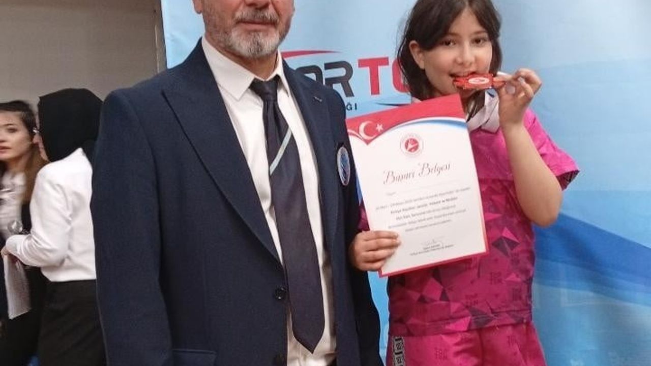 8 yaşındaki Nebahat Eda Pilge, Türkiye Kick Boks Turnuvası'nda ikinci oldu