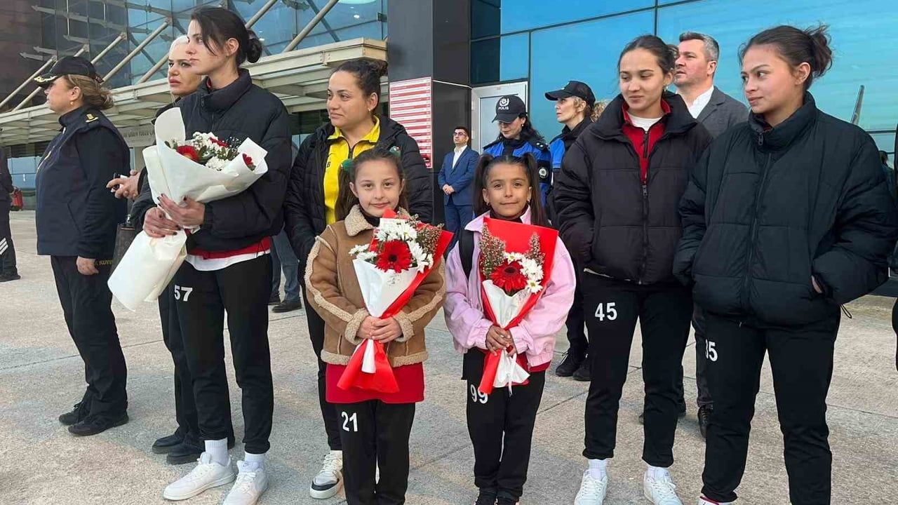 A Milli Kadın Futbol Takımı Sinop’ta Coşkuyla Karşılandı, İsviçre Maçı Öncesi Kamp Başlıyor