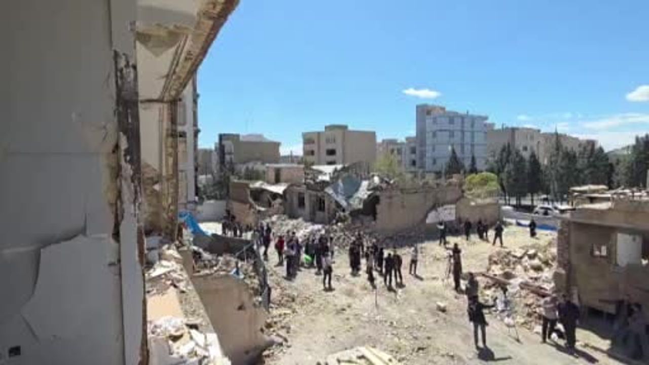ABD ve İsrail saldırıları sonrası Kerec'te Vahdet Mahallesi'nde yıkım: 6 ölü, 13 yaralı
