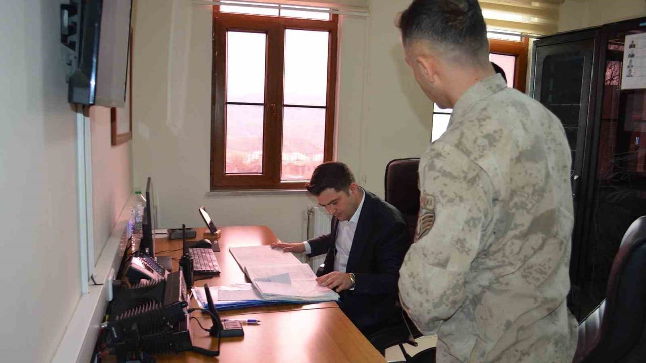 Adaklı Kaymakamı Abdullah Sarı, İlçe Jandarma Komutanlığı’nda Denetimde