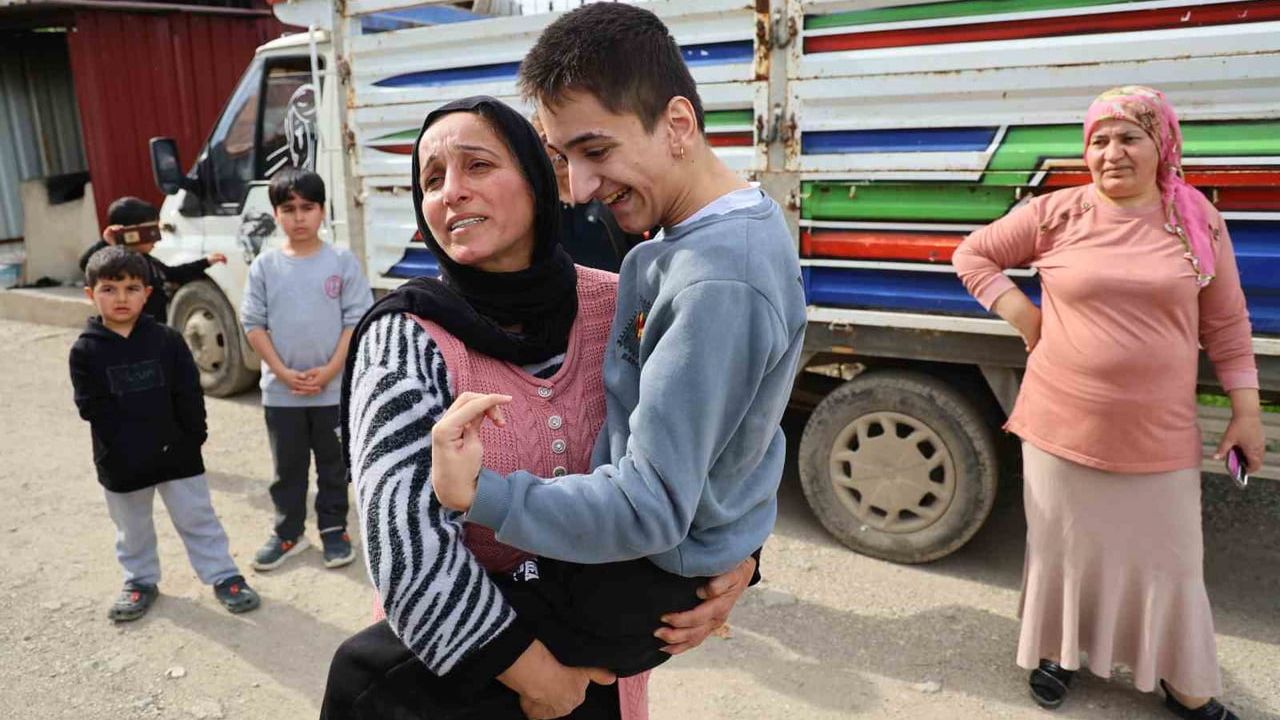 Adana Akkapı'da Yol ve Kanalizasyon İhmali: Engelli Evlatla Yapılan Eylem