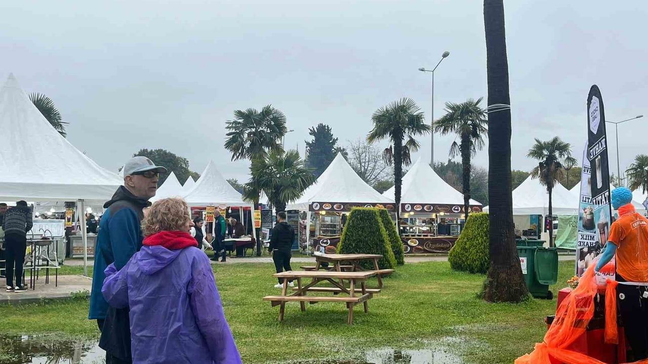 Adana'da 14. Uluslararası Portakal Çiçeği Karnavalı'na sağanak yağmur engeli: Stantlar zarar gördü