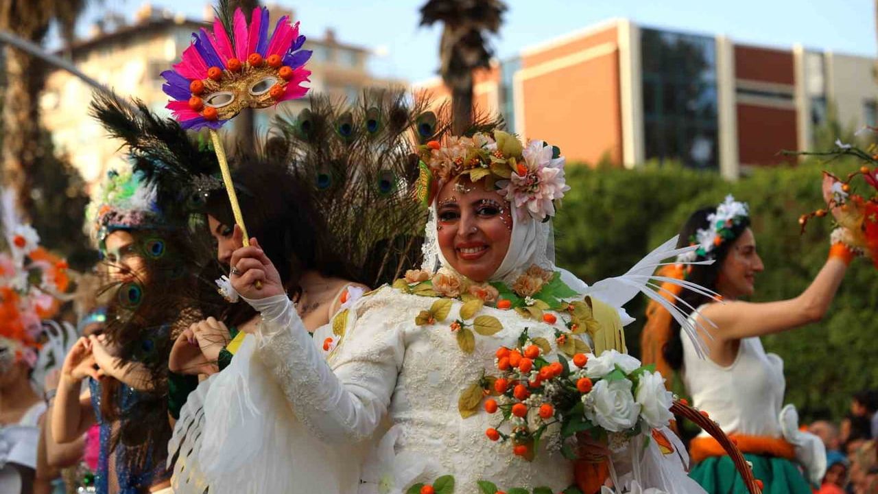 Adana'da 14’üncü Portakal Çiçeği Karnavalı korteji binlerce kişiyle renkli görüntüler oluşturdu