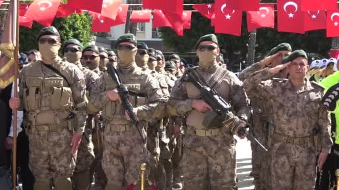 Adana'da 181. yıl kutlaması: Atatürk Caddesi'nde araçlı ve atlı polis korteji