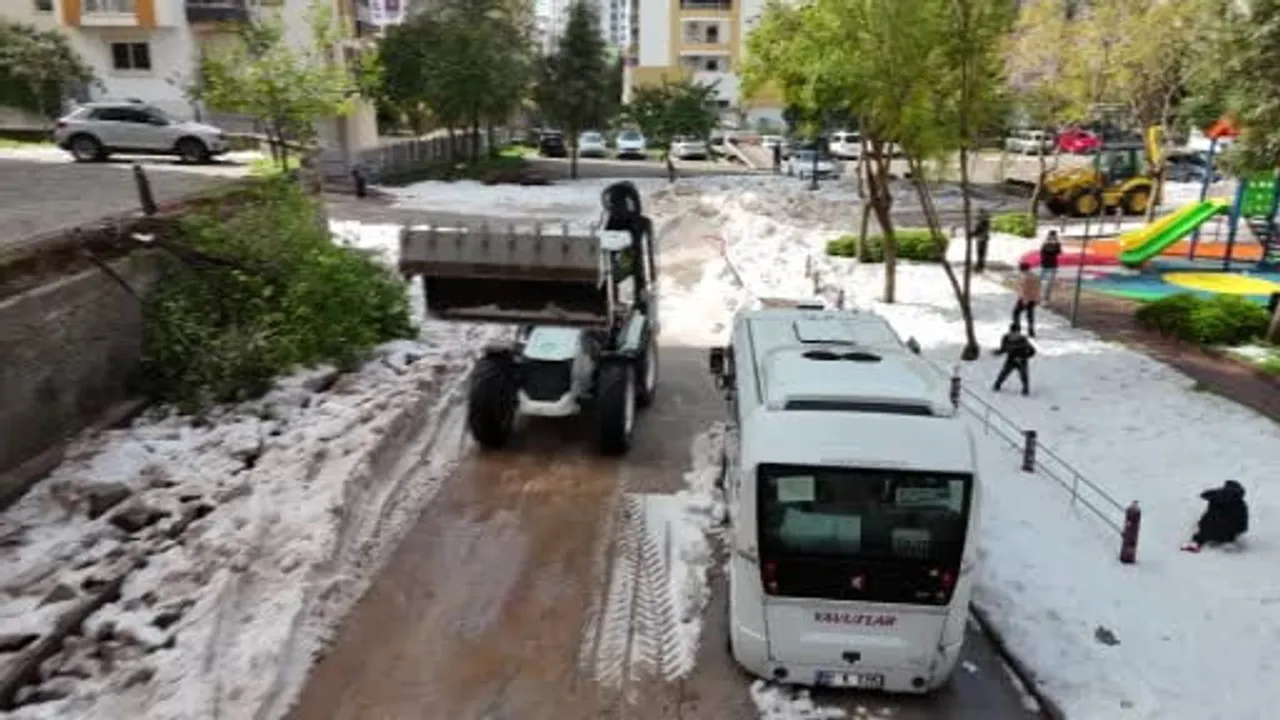 Adana'da dolu sonrası oluşan erimeyen buz kütleleri çocuklara 'kar' sevincini yaşattı