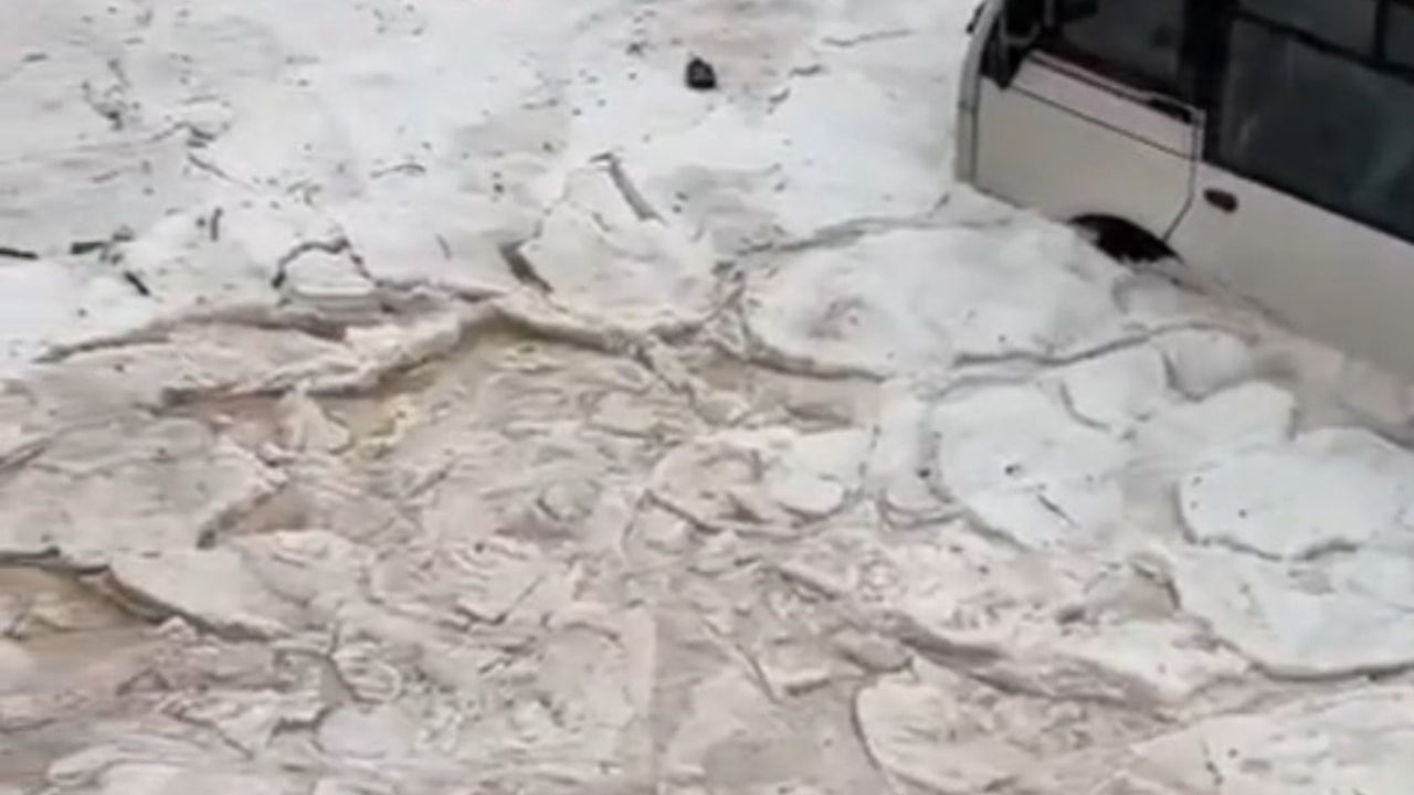 Adana'da dolu ve sağanak yağış ile kısa süreli hortum yaşamı olumsuz etkiledi