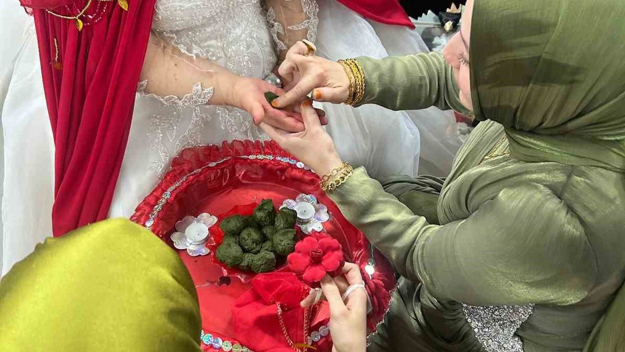 Adana'da Down sendromlu Gülayfer'in gelinlik ve düğün hayali temsili törenle gerçekleşti