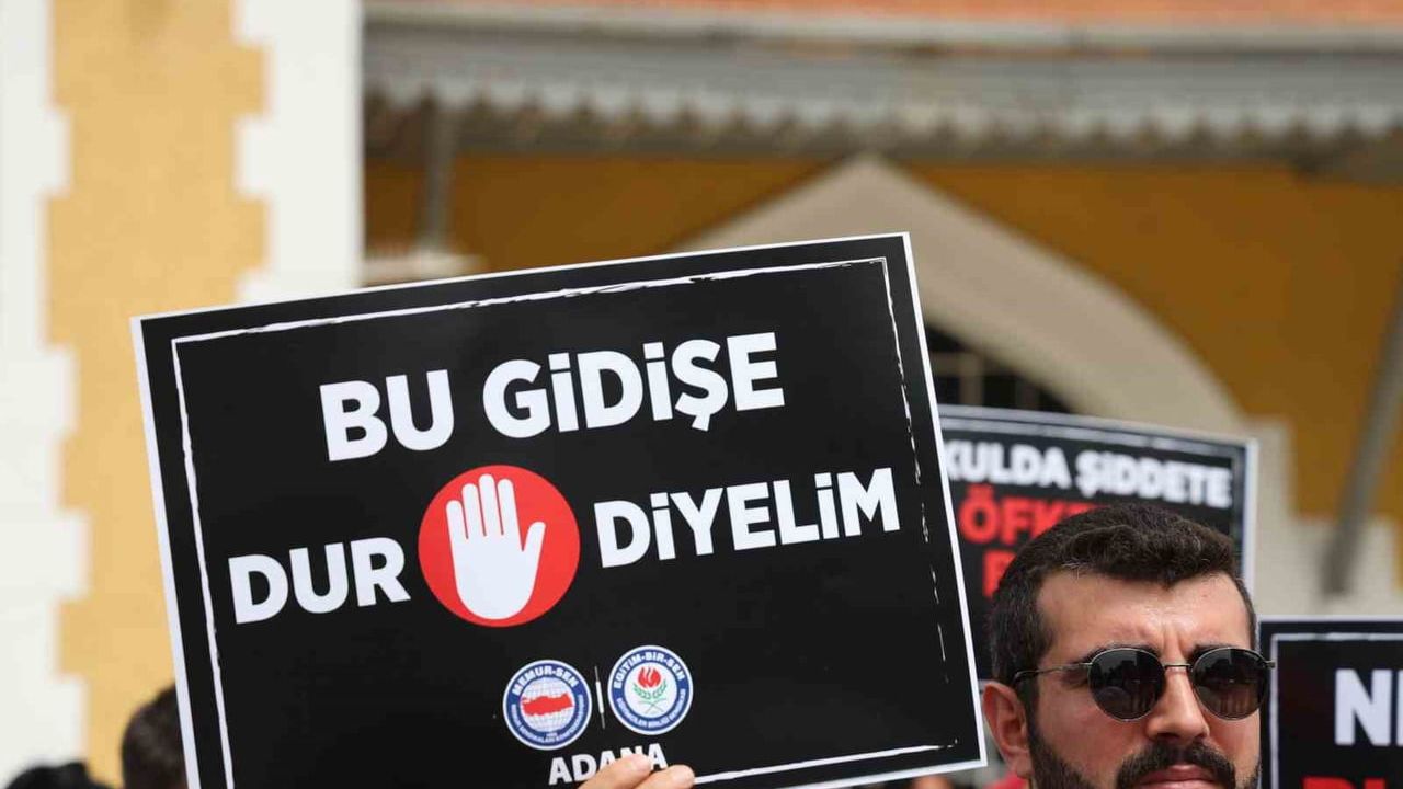 Adana’da Eğitim-Bir-Sen üyeleri Siverek’teki silahlı saldırıyı kınadı: 'Eğitimciye kalkan el, geleceğimize darbedir'