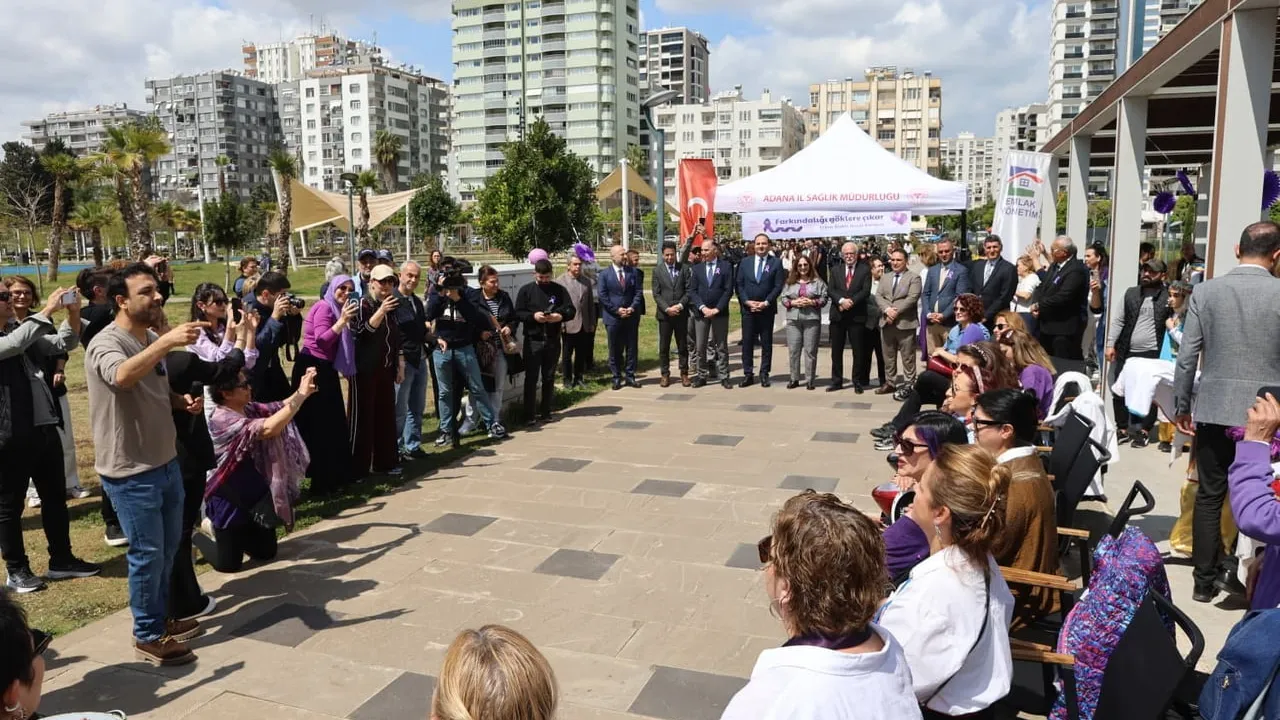 Adana'da 'Farkındalığı Göklere Çıkar' etkinliğinde mor balonlar gökyüzüne bırakıldı