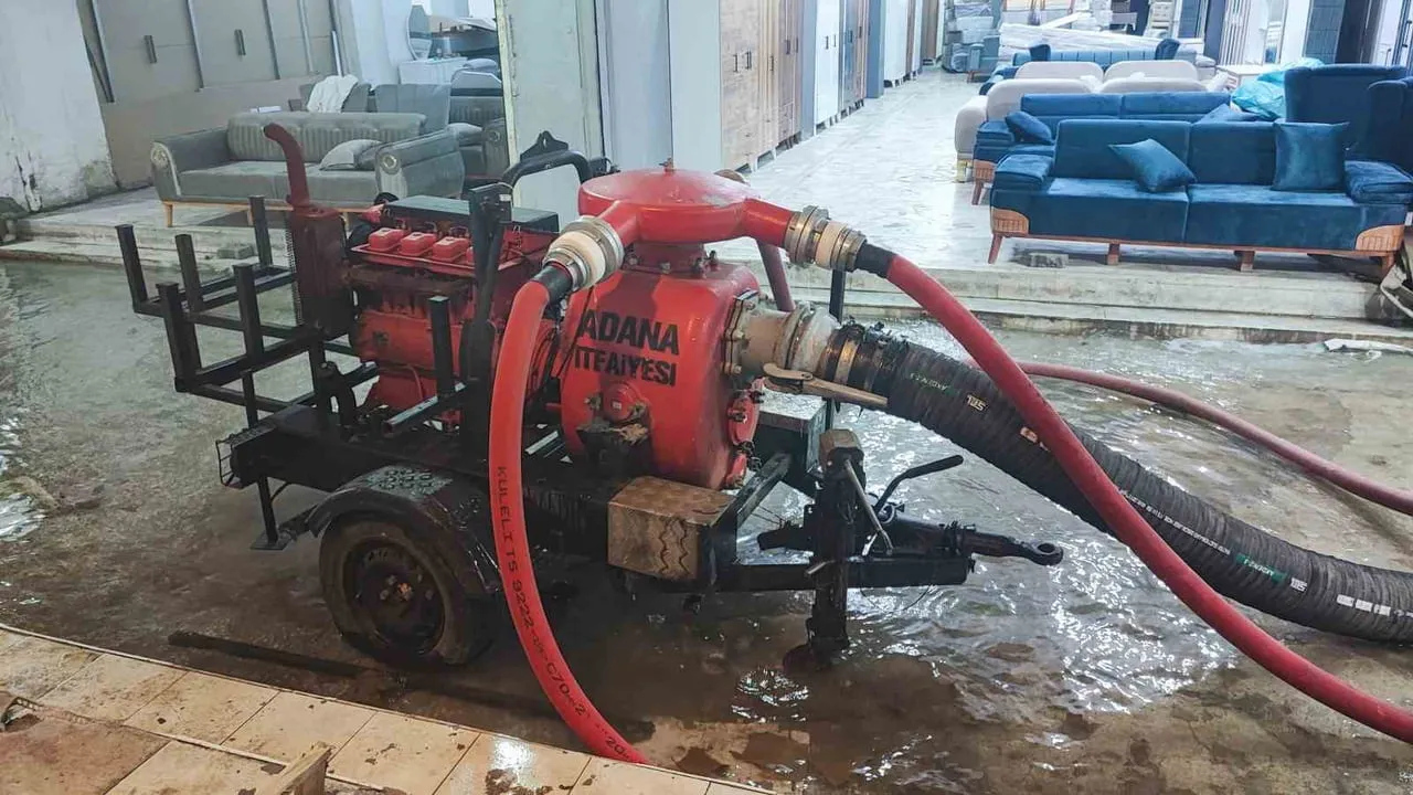 Adana'da Kocavezir İş Hanı 27 Yıldır Bodrum Katını Su Basıyor