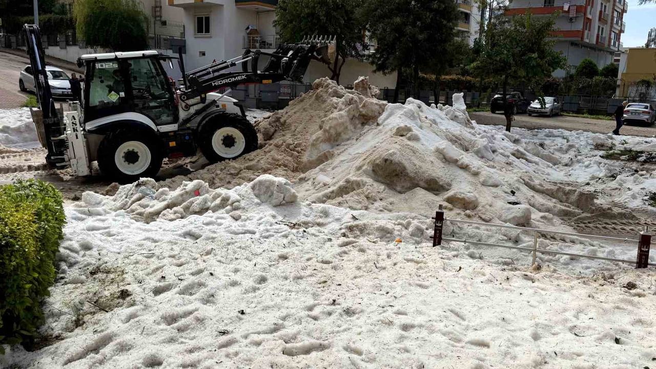 Adana'da Nisan Dolu Sonrası Buz Kütleleri Çocuklara Kar Keyfi Yaşattı