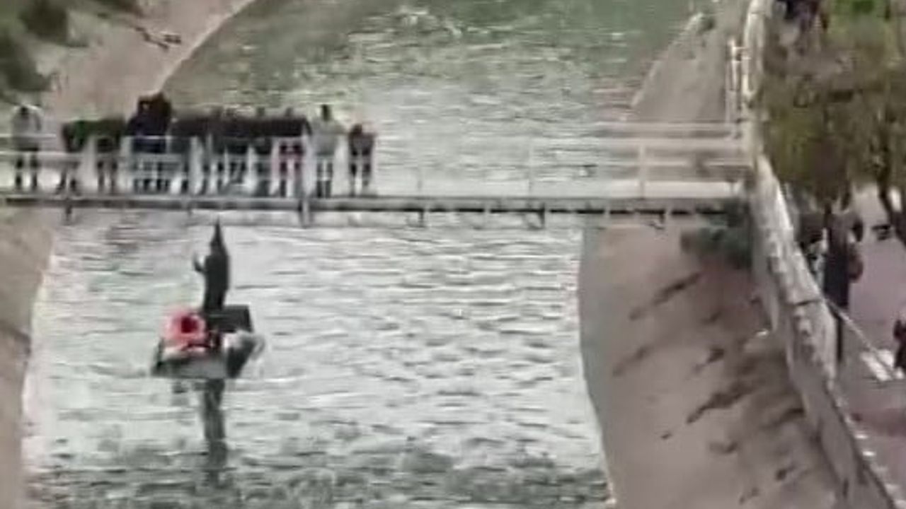 Adana'da otomobil sulama kanalına düştü; sürücü yara almadan kurtuldu