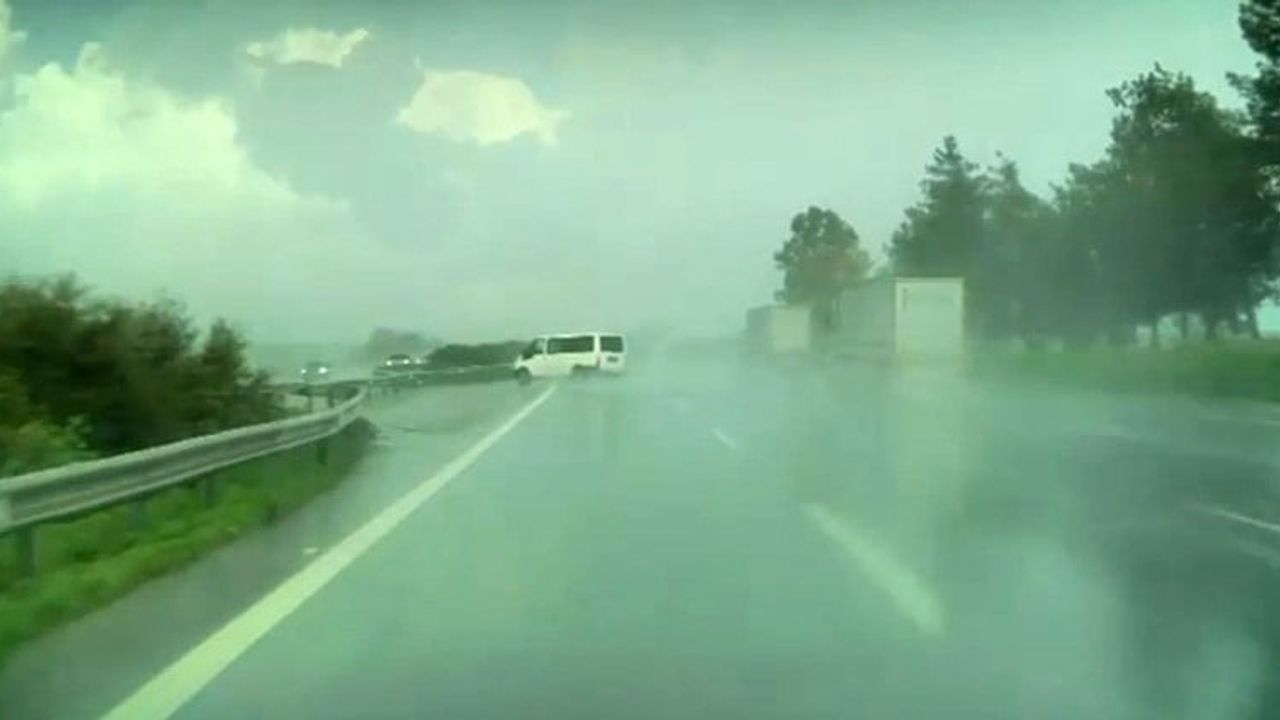 Adana’da otoyol gişelerinde panelvan takla attı: Yaralılar hastaneye kaldırıldı, kaza anı kamerada