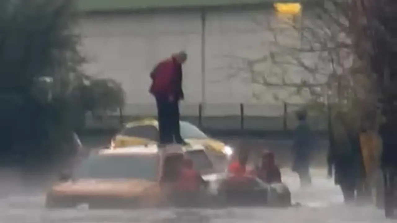 Adana’da sağanak ve dolu: Göle dönen yolda mahsur kalan 2 kişi itfaiye tarafından kurtarıldı