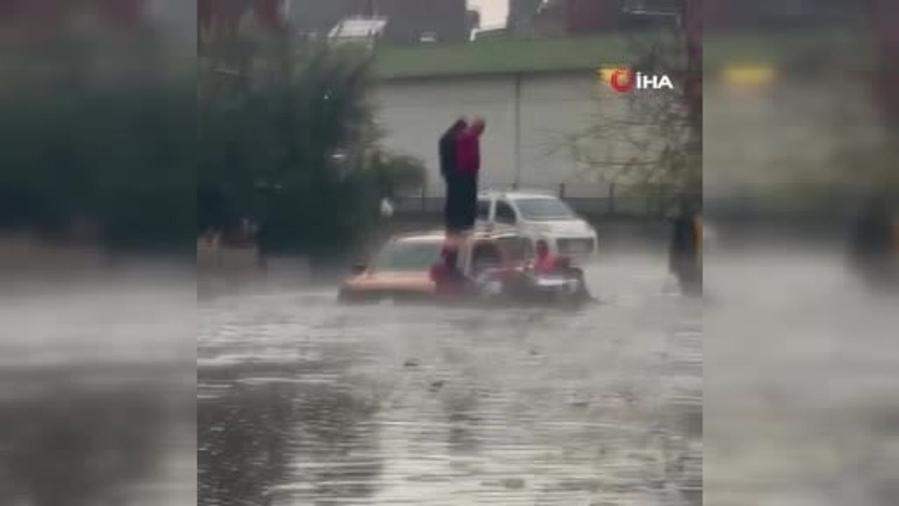 Adana'da sağanak ve dolu: Göle dönen yolda mahsur kalan 2 kişi itfaiye tarafından kurtarıldı