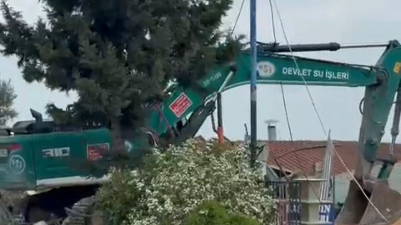 Adana’da Seyhan Baraj Gölü kıyısındaki kaçak yapıların yıkımı sürüyor