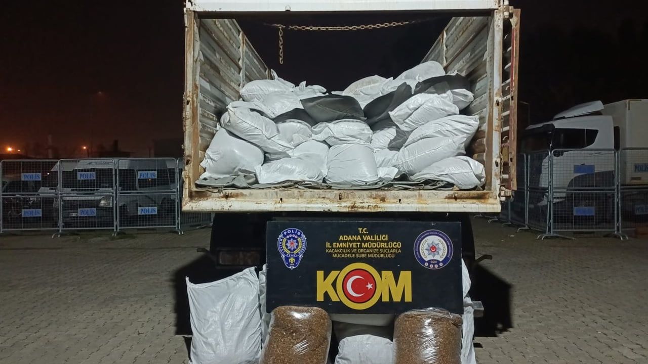 Adana'da Tırdan 4 Ton Kıyılmış Kaçak Tütün Ele Geçirildi