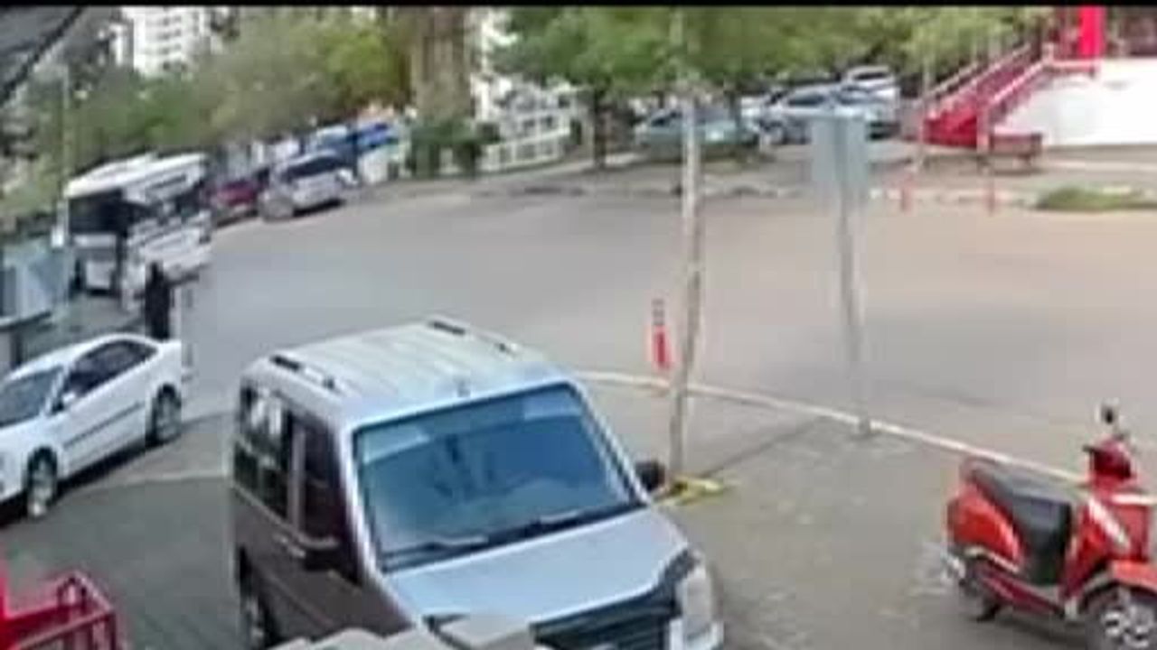 Adana'da toplu taşıma aracından düşen 60 yaşındaki yolcu ağır yaralandı