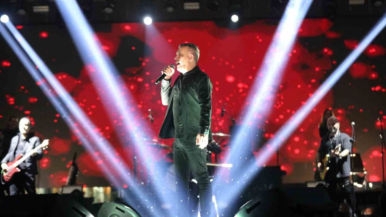 Adana'da Yağmura Rağmen Haluk Levent Konseri: Yüreğir'de Binler Bir Araya Geldi