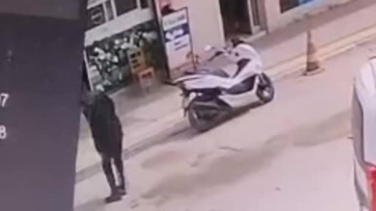 Adana Karataş'ta bıçaklı kavga: Sandalyeyle kendini korumaya çalışan kişi kolundan bıçaklandı