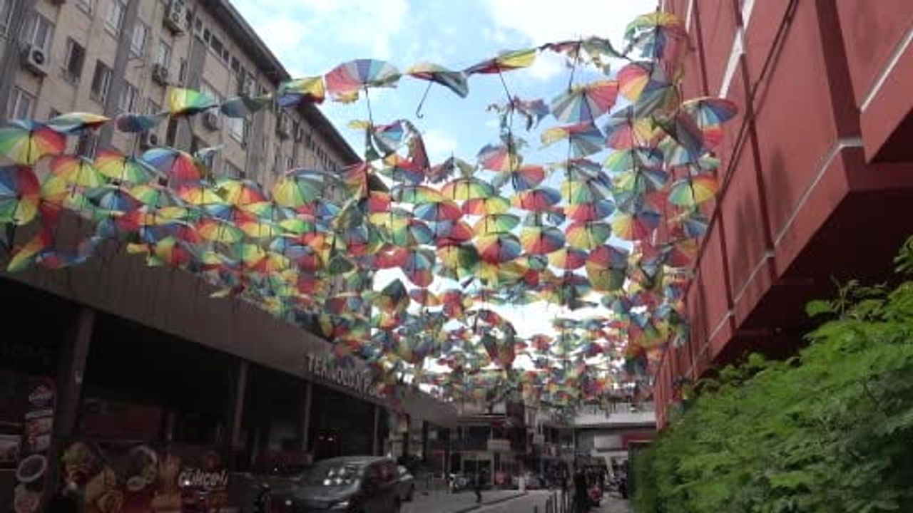 Adana Kuruköprü'de renkli şemsiyeler fırtınada hasar gördü, sokak viraneye döndü