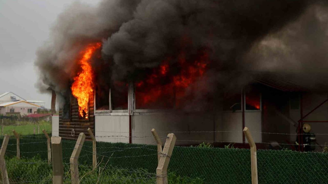 Adana Sarıçam'da kaçak yapı yıkımı sırasında evini ateşe veren kişi gözaltına alındı