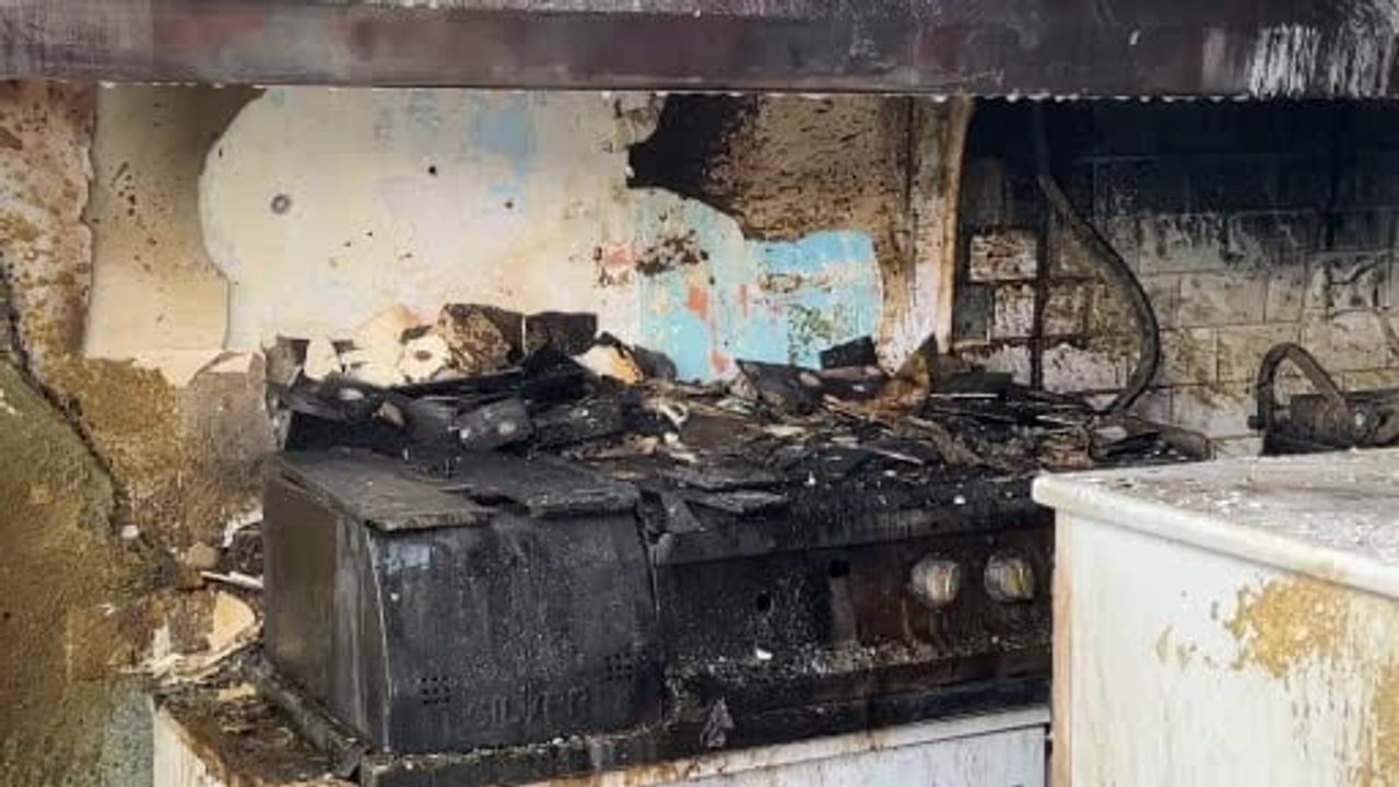 Adapazarı'nda fast-food dükkânında yangın; esnaf ve itfaiye müdahalesiyle söndürüldü