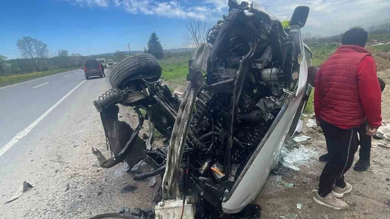 Adapazarı'nda kontrolden çıkan otomobil yağmur suyu kanalına devrildi: 1 yaralı