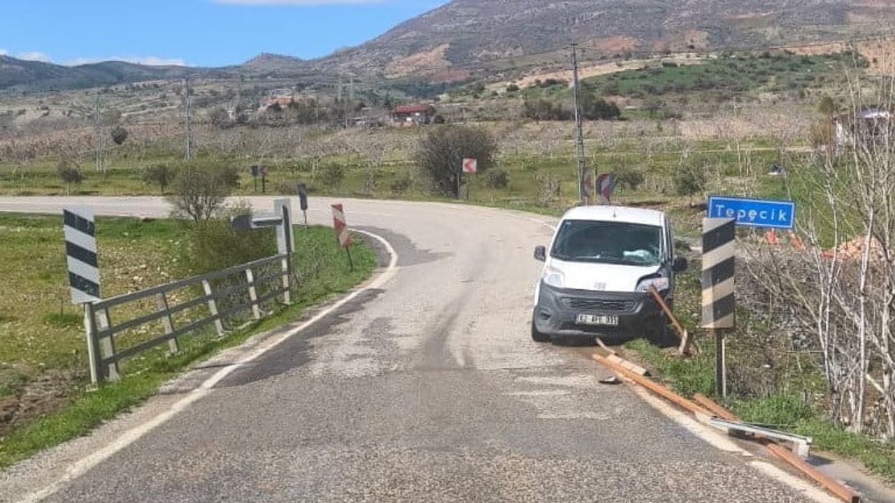 Adıyaman Besni'de hafif ticari araç Tepecik Köprüsü bariyerlerine çarptı; sürücü yaralandı