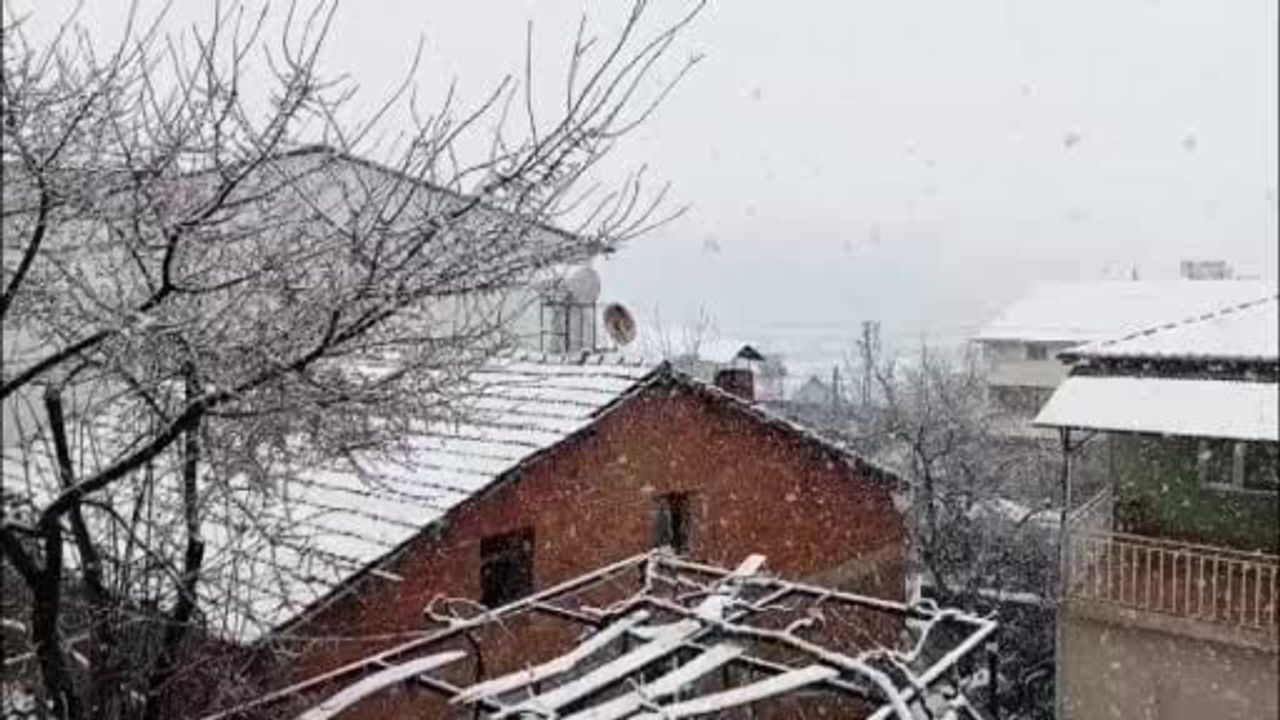 Adıyaman Çelikhan'da 11 Nisan sabahı kar yağışı; yüksek kesimlerde 5 cm'e ulaştı